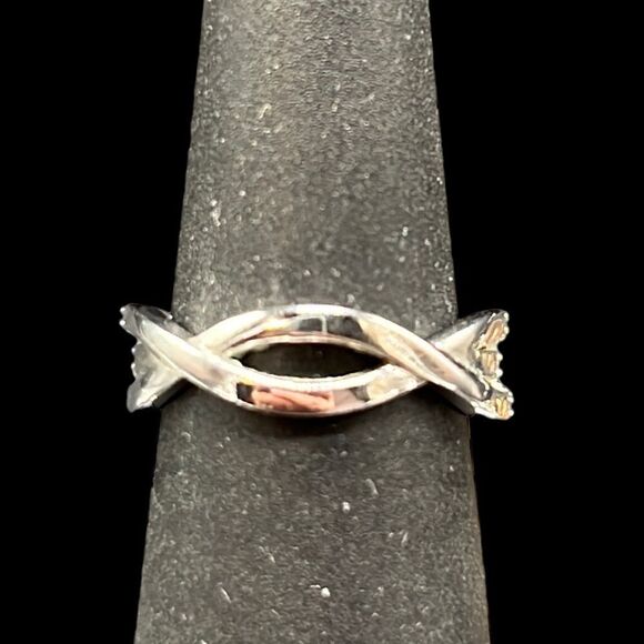 Crystal Ring Size 6 Silver Tone Base Metal Crossover Band Fashion Jewelry - Picture 4 of 5